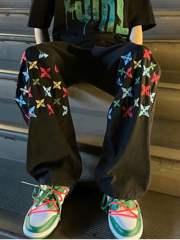 Gewaschene Herrenjeans mit buntem Stickereidruck und geradem Bein