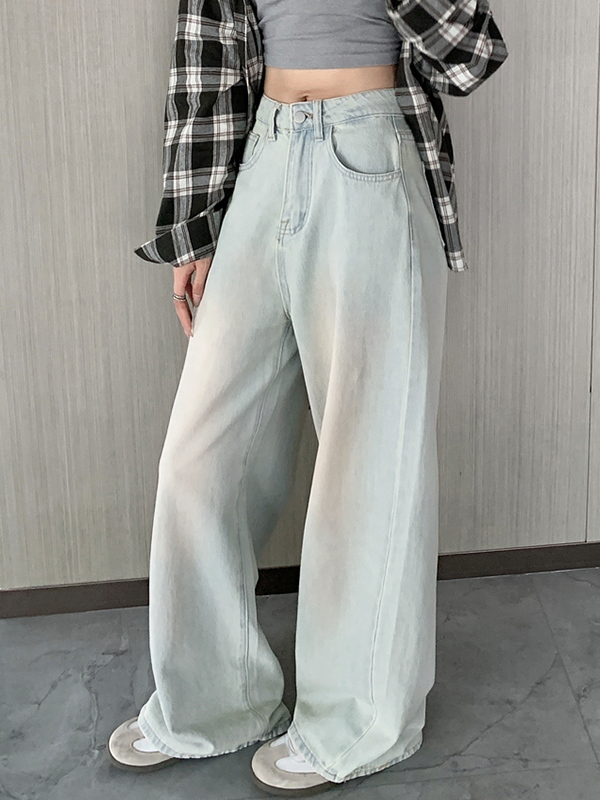 Hell gewaschene Boyfriend-Jeans mit hoher Taille