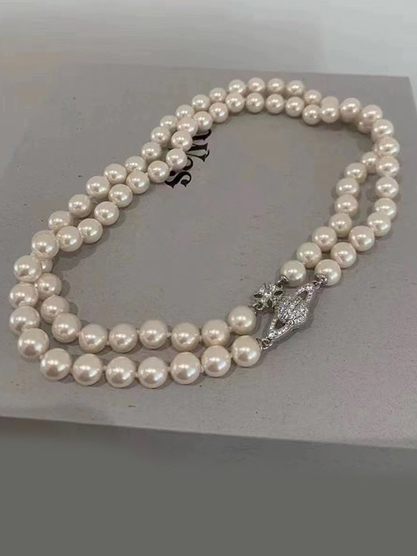 Doppellagige Faux-Perlenkette mit Strass-Charme