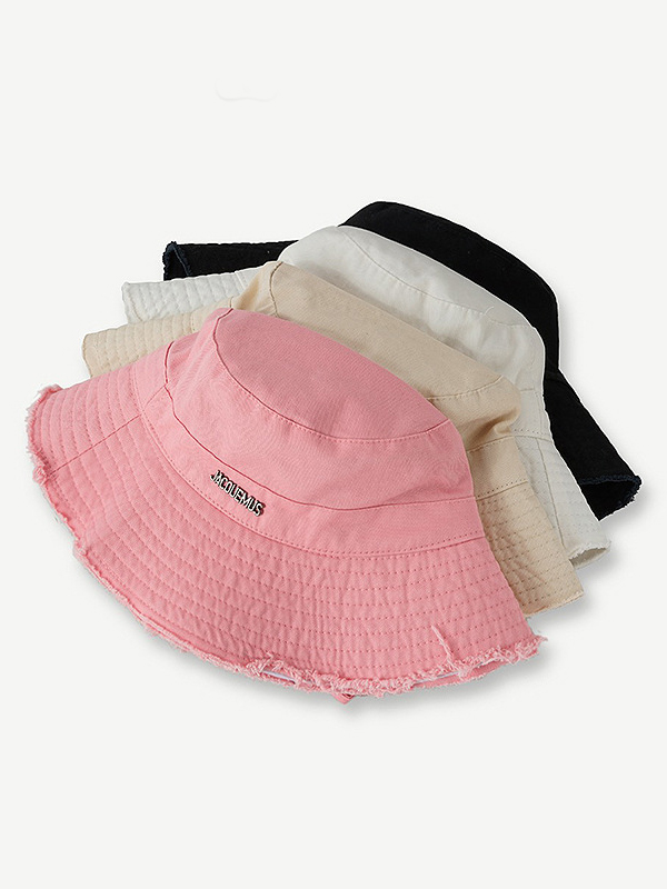 Verstellbarer Fischerhut aus massivem Metall mit Buchstabendekor und rohem Besatz