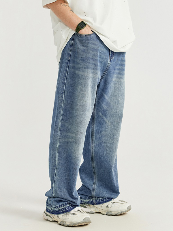 Weite Jeans mit ausgewaschenem Saum und weitem Bein