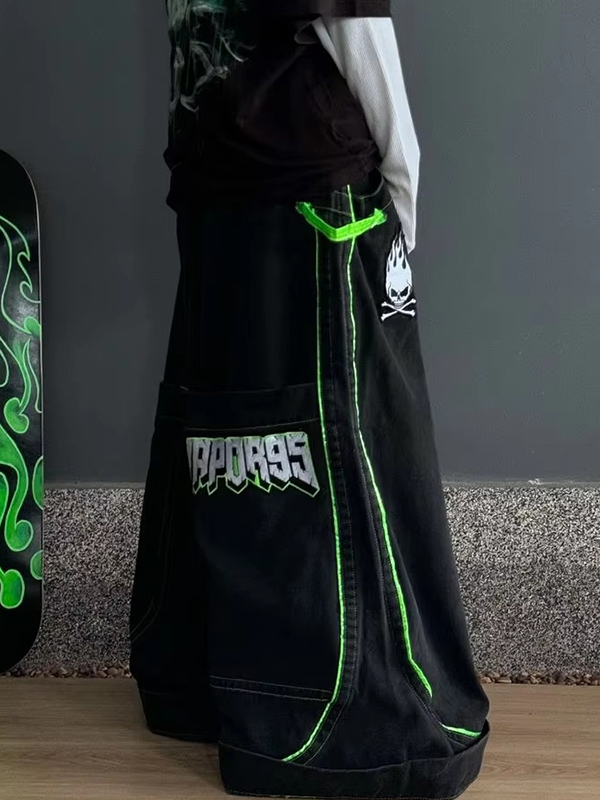 Bestickte, modische, lockere Jeans