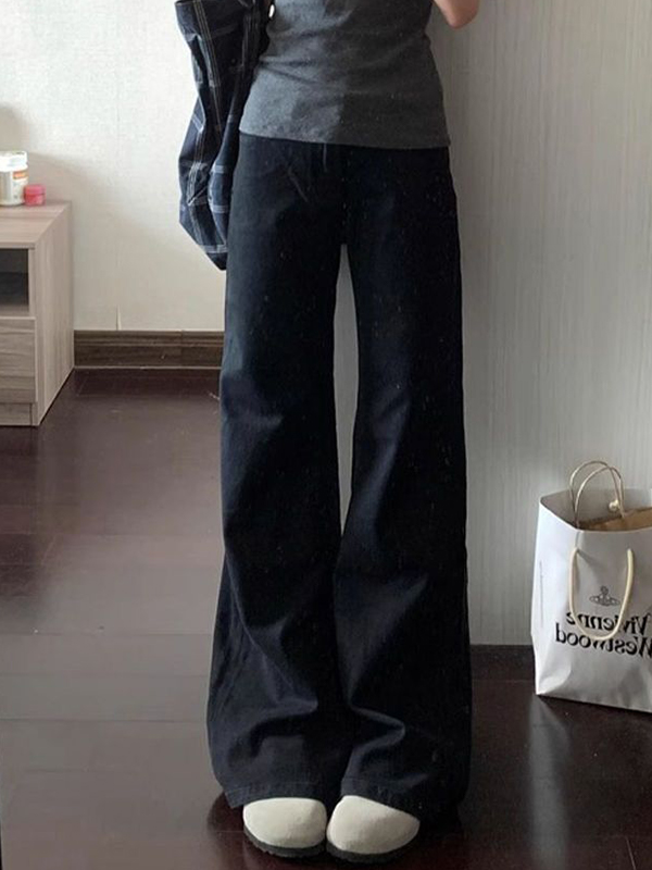 Schlankmachende, verlängernde Schlagjeans