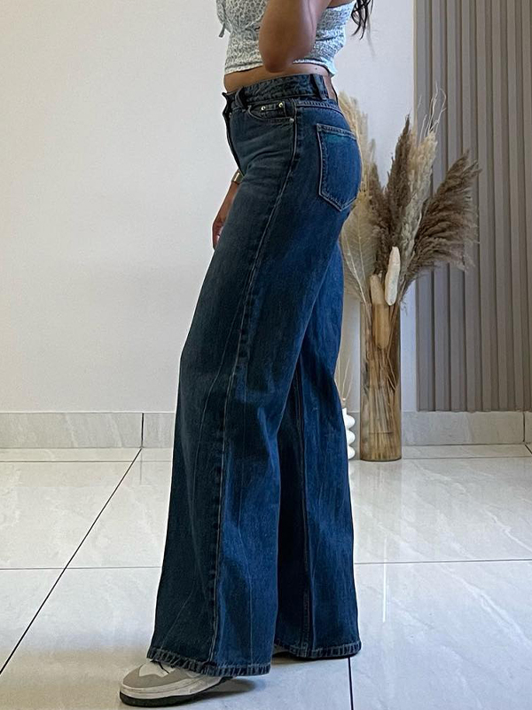 Locker sitzende verwaschene Boyfriendjeans