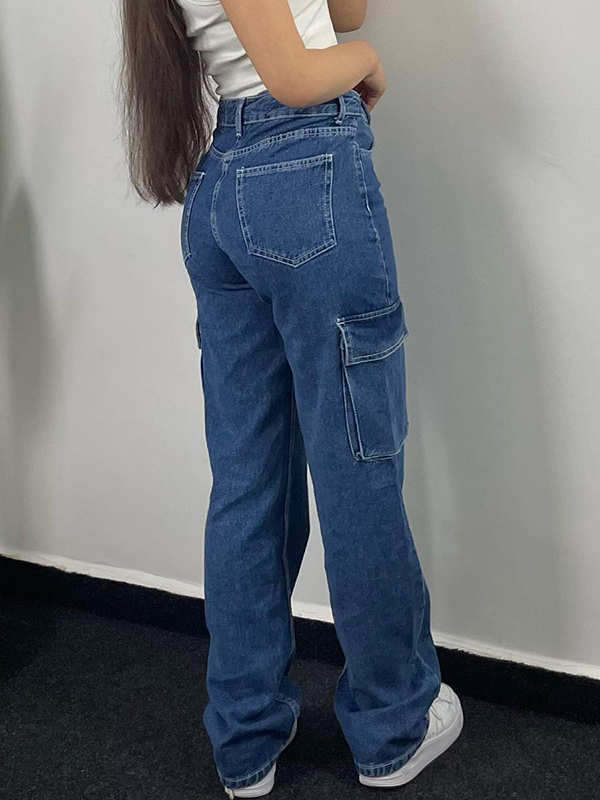 Hellblaue, locker sitzende Cargo-Jeans mit mehreren Taschen