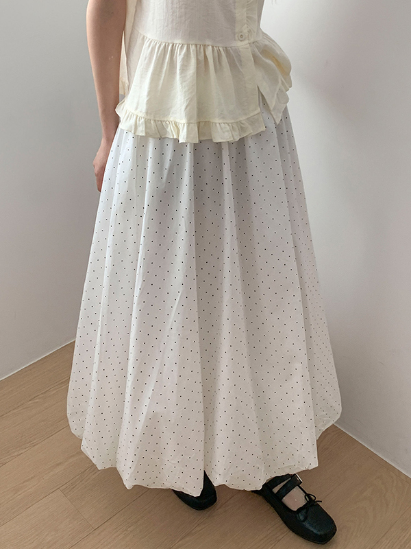 Süßes Mädchen im weißen gepunkteten Maxirock