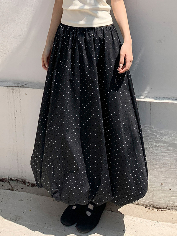 Süßes Mädchen im weißen gepunkteten Maxirock