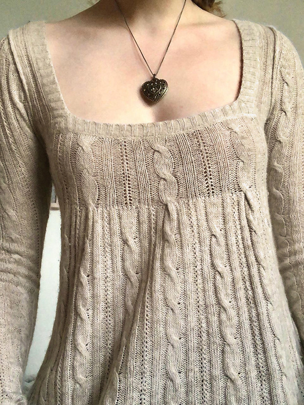 Strickwaren mit tiefem Ausschnitt und langen Ärmeln