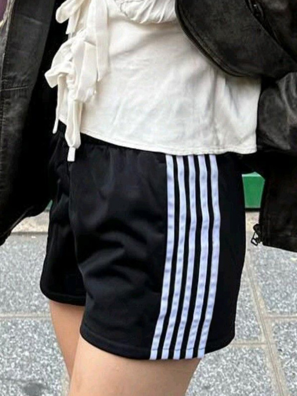 Shorts mit seitlichem Streifen-Print