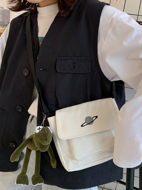 Umhängetasche aus Canvas mit Anhänger im Design Planet