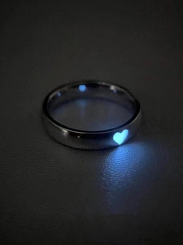 Manschettenring mit leuchtendem Herzmuster