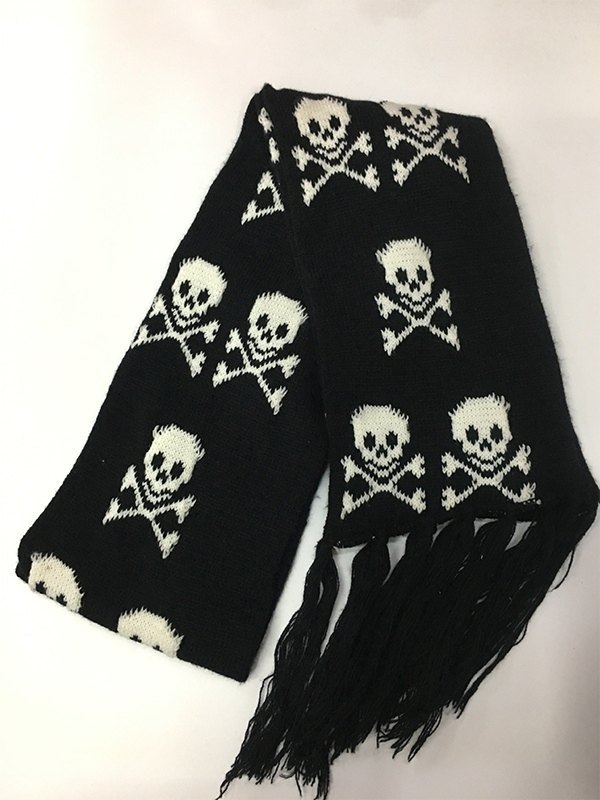 Gestrickter Schal mit Totenkopf-Jacquard und Fransen