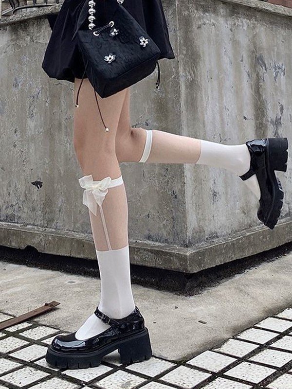 Lange Socken mit Schleifenmuster und Mesh-Einsätzen