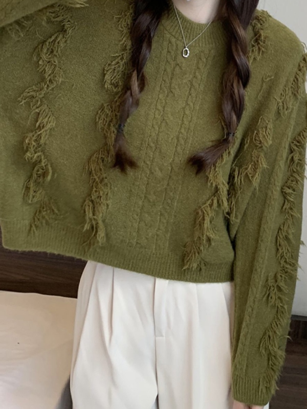 Einfarbiger Pullover mit Zopfmuster und Quasten