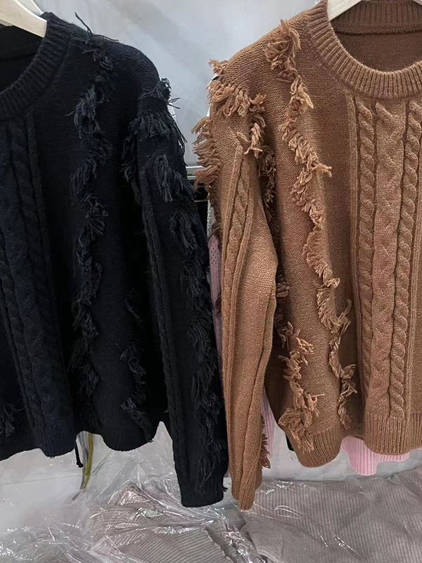 Einfarbiger Pullover mit Zopfmuster und Quasten