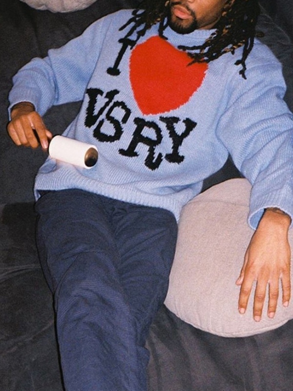 Herren-Strickpullover mit Rundhalsausschnitt und Jacquardmuster mit Buchstaben und Herzmuster