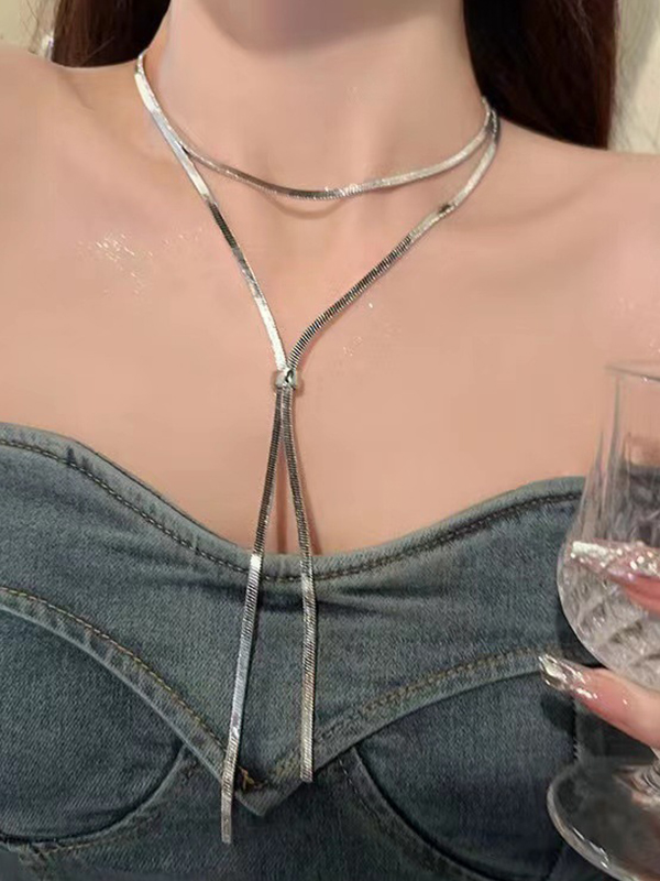 Silberne schlichte lange Halskette
